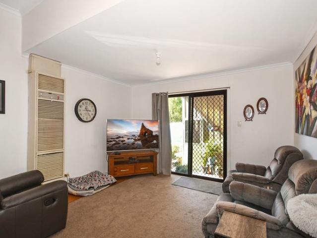 Comfortable Family Home with Separate Bungalow