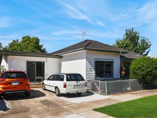 Comfortable Family Home with Separate Bungalow