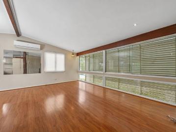 Comfortable Family Home with Solar Power and Air Conditioning