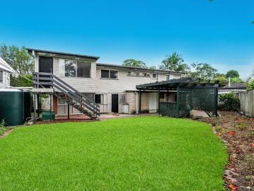 Comfortable Family Home with Solar Power and Air Conditioning