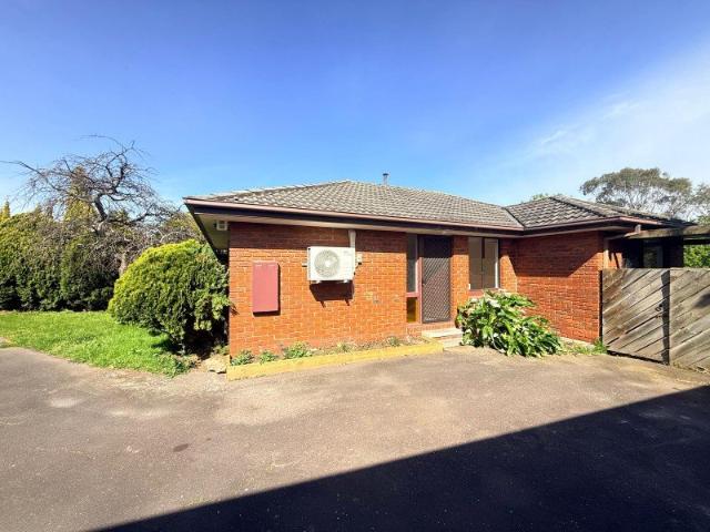 COMFORTABLE FAMILY HOME IN A CONVENIENT ENDEAVOUR HILLS LOCATION!