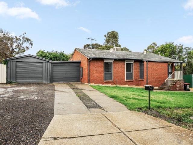 Comfortable Family Home in Convenient Hackham West Location