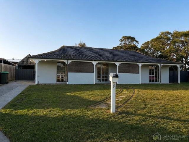 UNDER APPLICATION* Comfortable Family Home in Quiet Court Location