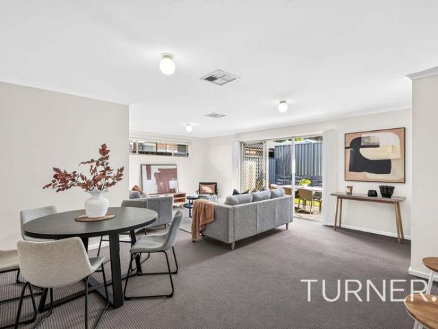 Comfortable Family Living Overlooking The Glenn Reserve