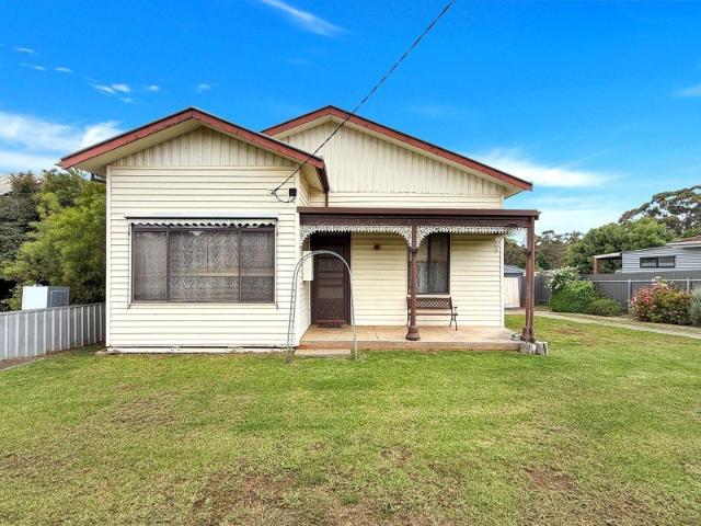 COMFORTABLE FAMILY LIVING ON A GENEROUS 861M² BLOCK
