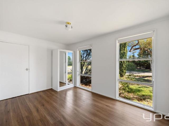 COMFORTABLE FAMILY LIVING ON A GENEROUS BLOCK!
