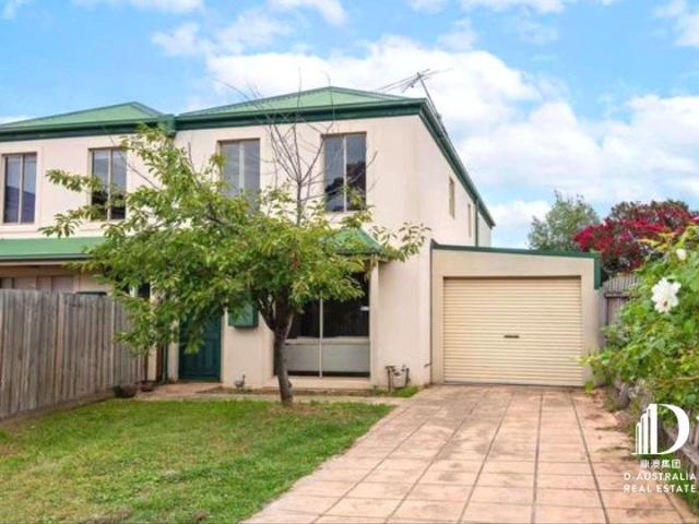 Comfortable Family Living Opposite Parkland