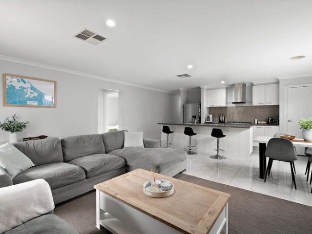 Comfortable Family Living Opposite Parklands