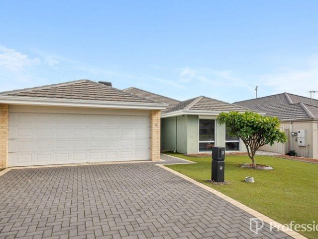 Comfortable Family Living Opposite Parklands