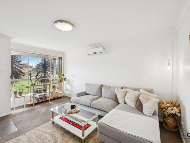 COMFORTABLE FAMILY LIVING CLOSE TO TOWN