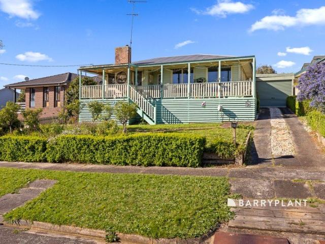 Comfortable Family Living, Great Outdoor Entertaining and Practical Features