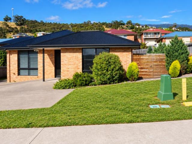 Comfortable Family Living in Austins Ferry