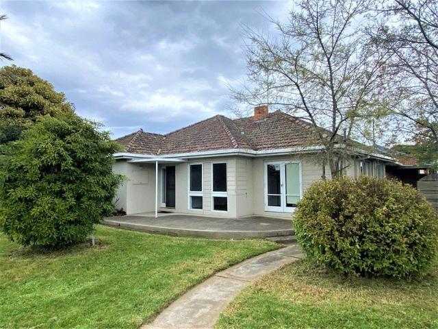 Comfortable Family Living in a Convenient 48 Townsend Road, St Albans Park