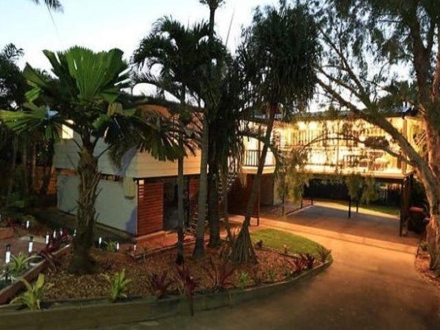 COMFORTABLE FAMILY LIVING IN A CONVENIENT WEST GLADSTONE LOCATION