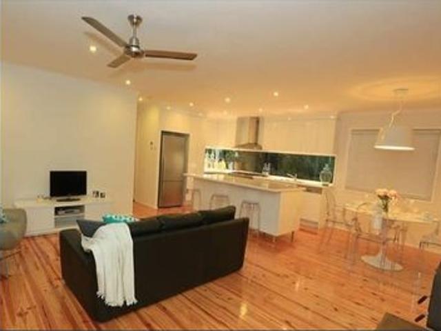 COMFORTABLE FAMILY LIVING IN A CONVENIENT WEST GLADSTONE LOCATION