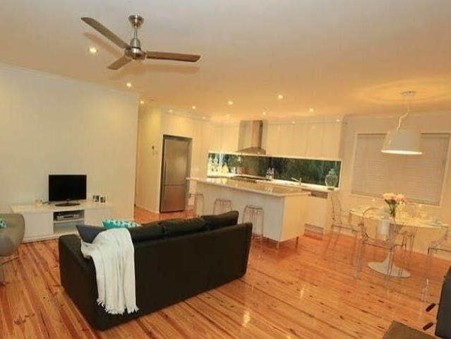 COMFORTABLE FAMILY LIVING IN A CONVENIENT WEST GLADSTONE LOCATION