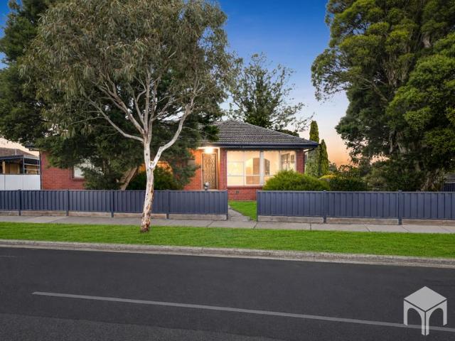 Comfortable Family Living in a Convenient Laverton Location !
