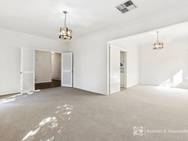 COMFORTABLE FAMILY LIVING IN A CONVENIENT LOCATION