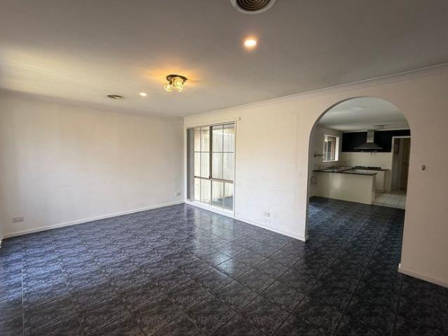 COMFORTABLE FAMILY LIVING IN A CONVENIENT LOCATION!