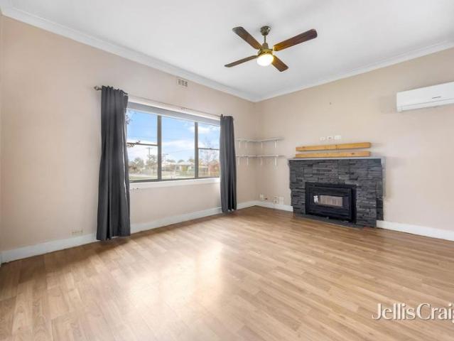 Comfortable family living in a convenient Sebastopol location