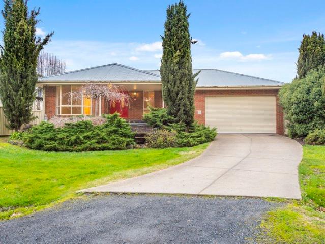 Comfortable Family Living in a Sought After Pocket