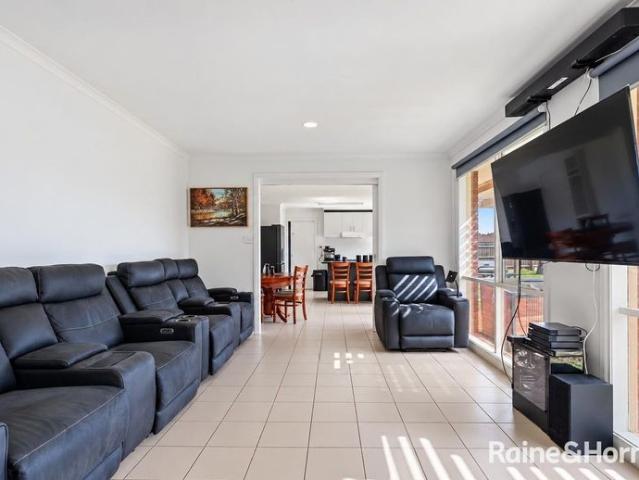 Comfortable Family Living in a Peaceful Court Location