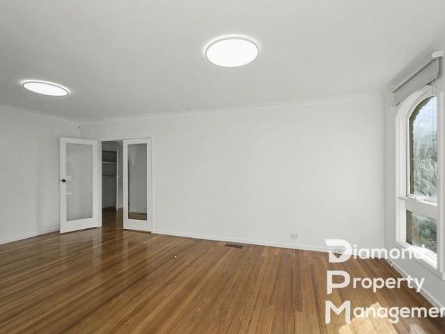 Comfortable Family Living in a Peaceful Court Setting