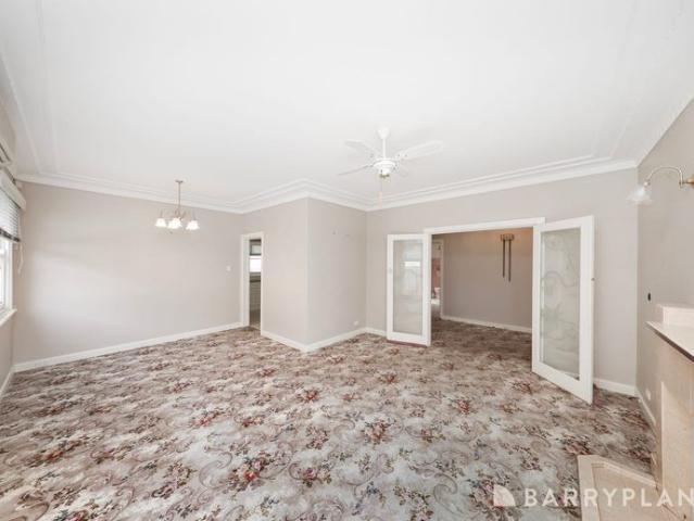 Comfortable Family Living in a Prime Sunshine Location