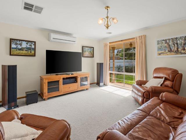 Comfortable Family Living in a Quiet Court Location