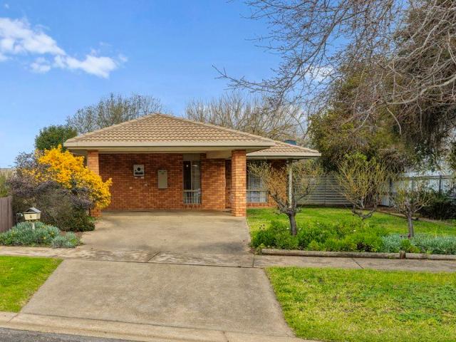 Comfortable Family Living in a Quiet Court Location