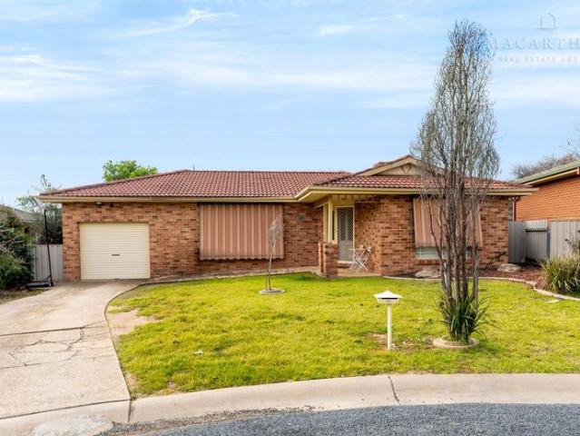 Comfortable Family Living in a Quiet Cul de Sac