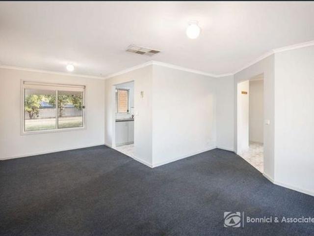 COMFORTABLE FAMILY LIVING IN CONVENIENT BARANDUDA