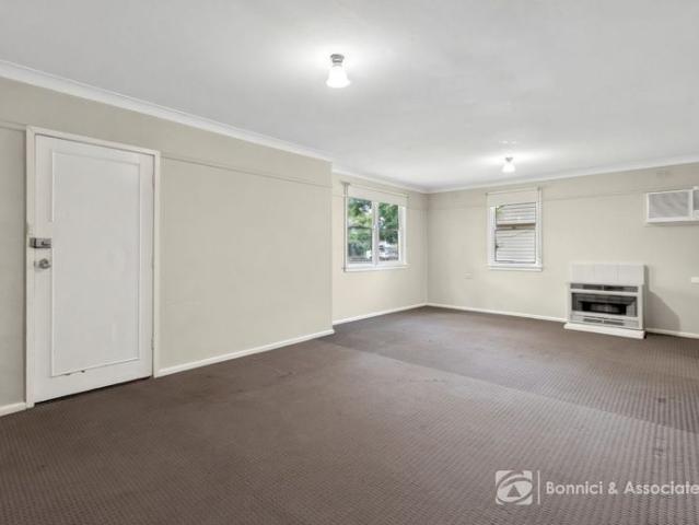 COMFORTABLE FAMILY LIVING IN CONVENIENT NORTH ALBURY LOCATION
