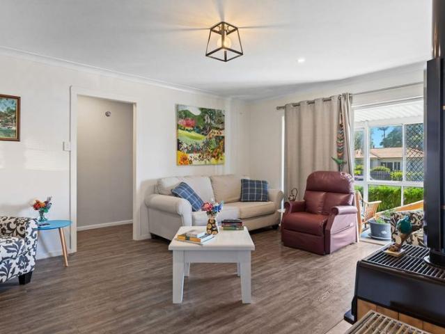 COMFORTABLE FAMILY LIVING IN HARRISTOWN!