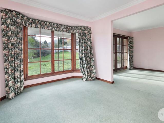COMFORTABLE FAMILY LIVING IN PRIME BLACK HILL LOCATION