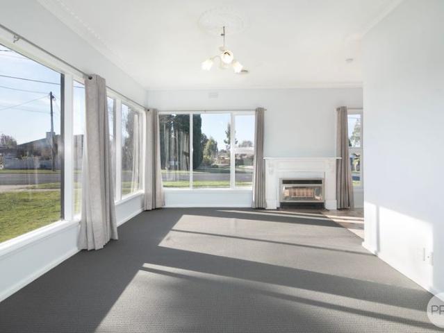 COMFORTABLE FAMILY LIVING IN PRIME WENDOUREE LOCATION