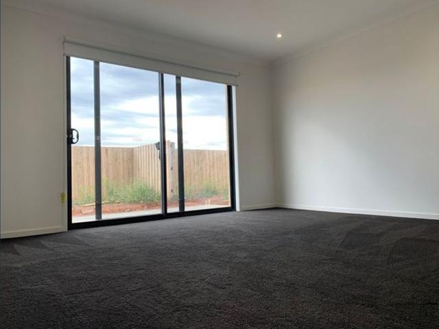 Comfortable Family Living in Quiet Linacre Crescent