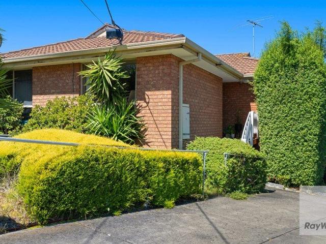 Comfortable family living in the heart of Attwood!