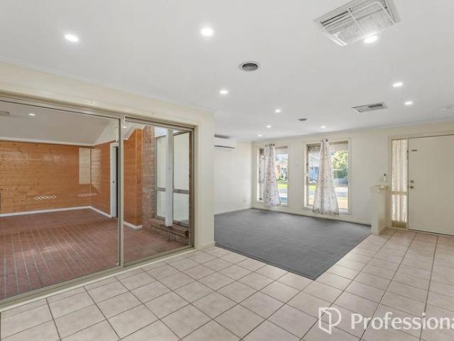 Comfortable Family Living with a Large Enclosed Outdoor Entertaining Area!