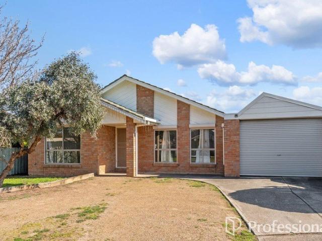 Comfortable Family Living with a Large Enclosed Outdoor Entertaining Area!