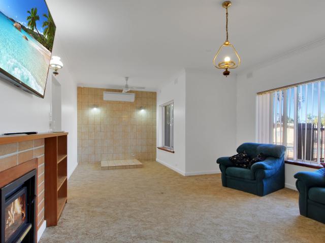 Comfortable Family Living with Great Entertaining & Shedding