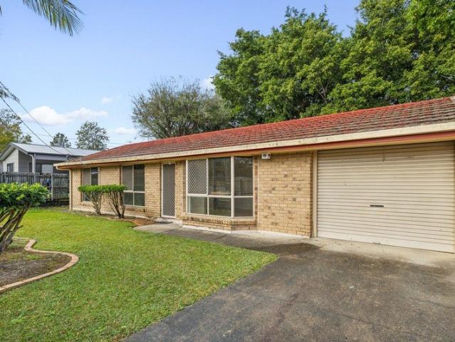 COMFORTABLE FAMILY LIVING WITH ROOM TO ENTERTAIN