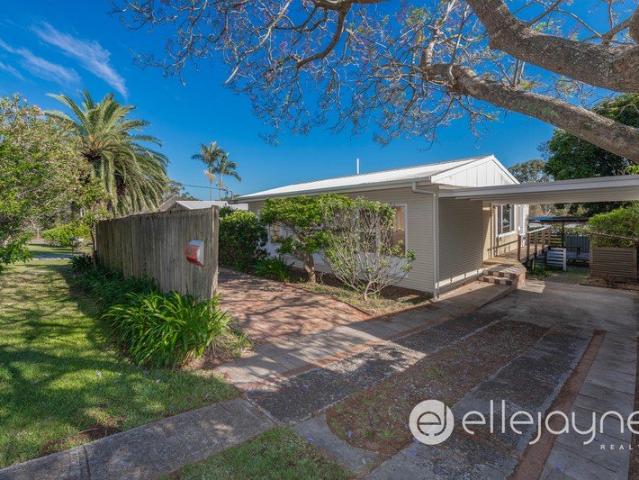 Comfortable Home with Lake Outlook & Outdoor Entertaining on a 538sqm Block