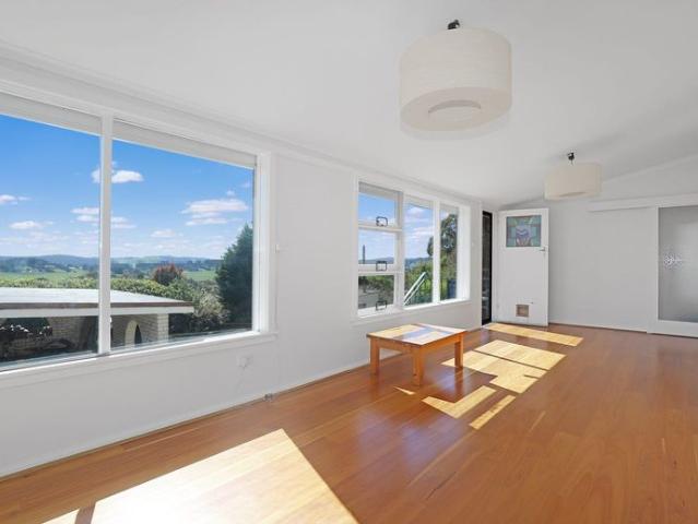 Comfortable Home with Views Over Oberon