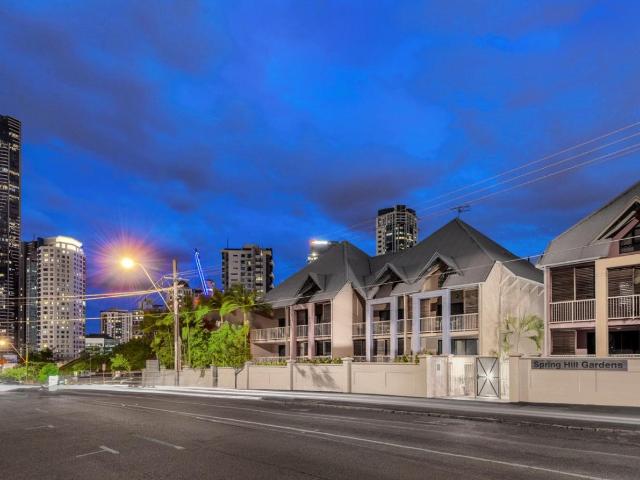 Comfortable Inner city Living With Pool In Complex