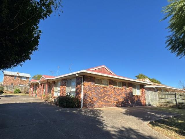 Comfortable Kearneys Spring Unit with Courtyard & Garage