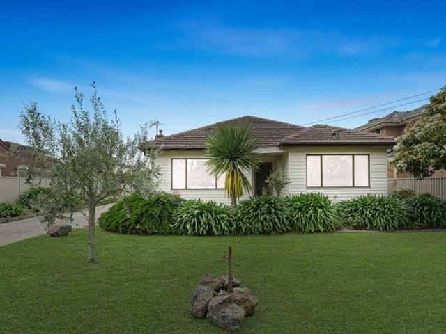 Comfortable, Light Filled & Conveniently Located Living