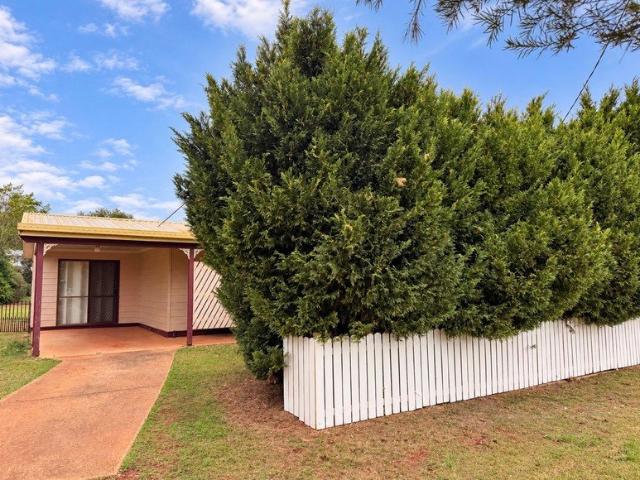 Comfortable Living, Established Gardens & Plenty of Space on 1,138m²