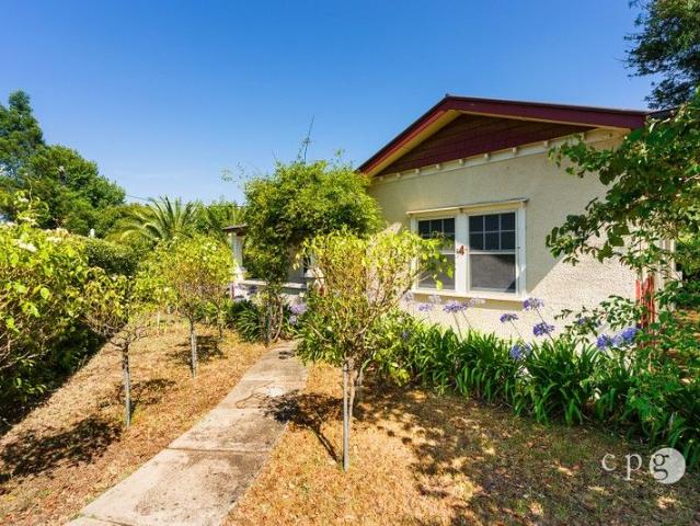 Comfortable Living in a Central Garden Setting