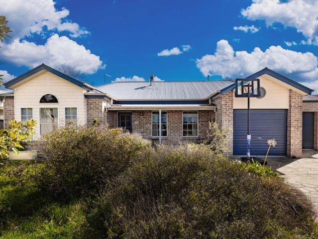 Comfortable living in a quiet Millthorpe location